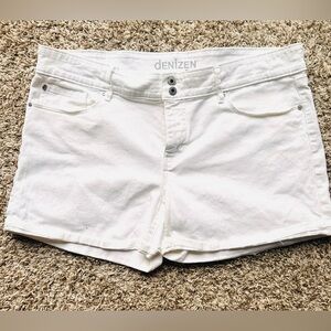 Levi's White Jean Shorts Crisp Denim Mid-Rise
Size 18